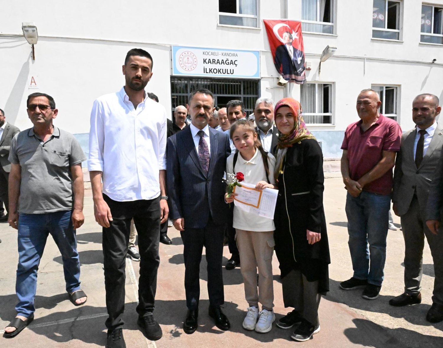 Vali İlhami Aktaş Öğrencilerin Karne Sevincine Ortak Oldu