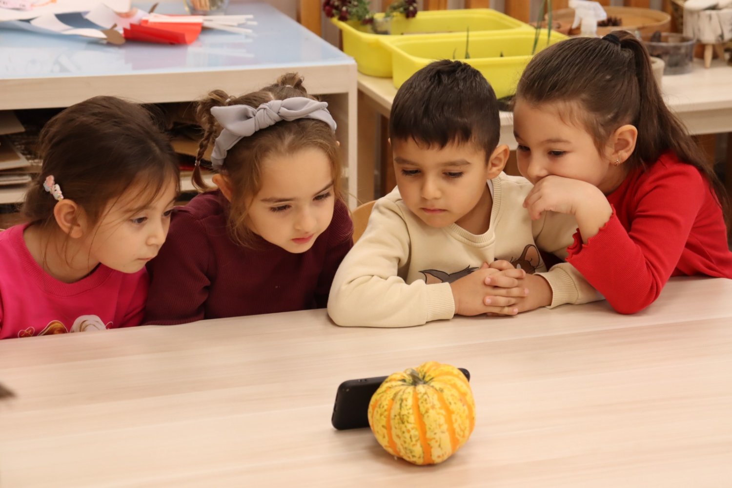 Çınar Çocuk Evleri Öğrencilerinin Eserleri Belediyede, Mutlulukları Ekrana Yansıdı