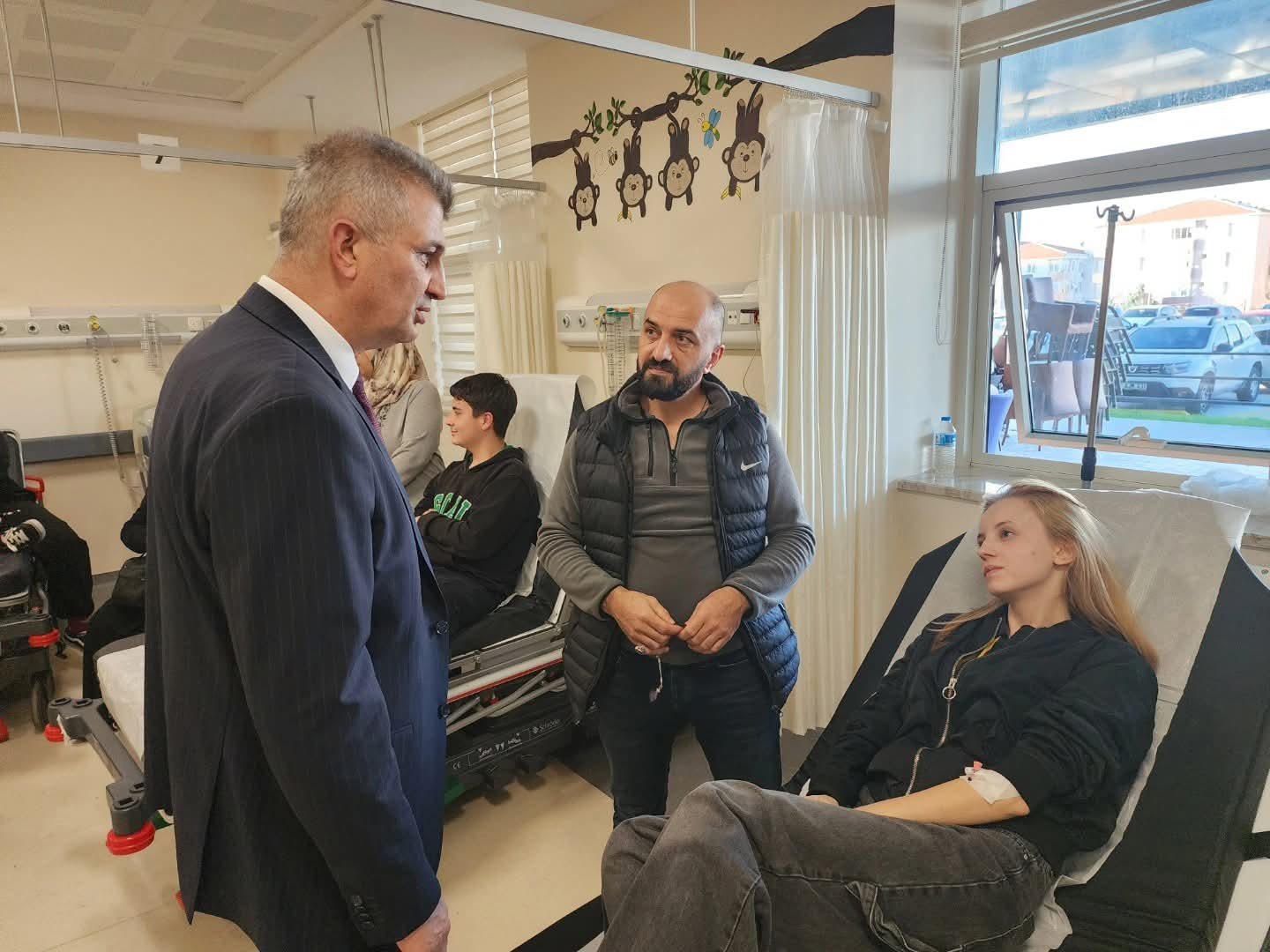 Gölcük’te 6 Öğrenci Yemekten Zehirlendi: Başkan Sezer Hastanede Ziyaret Etti