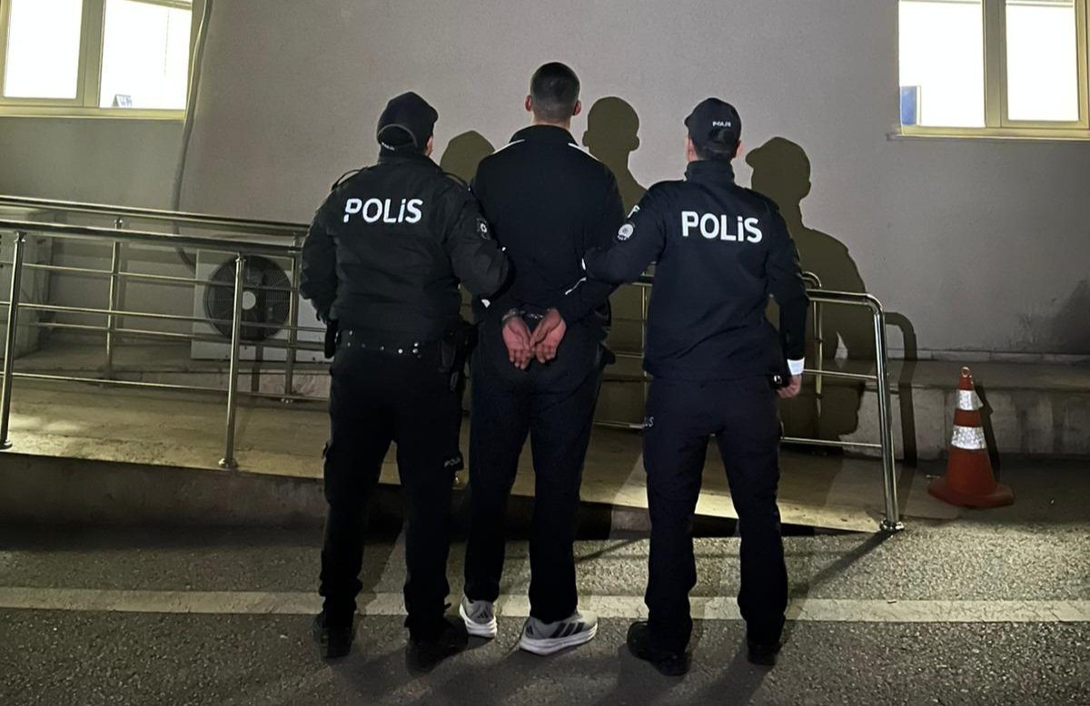 18 Yıl Hapis Cezasıyla Aranıyordu! Üzerinden Uyuşturucu Ve Para Çıktı