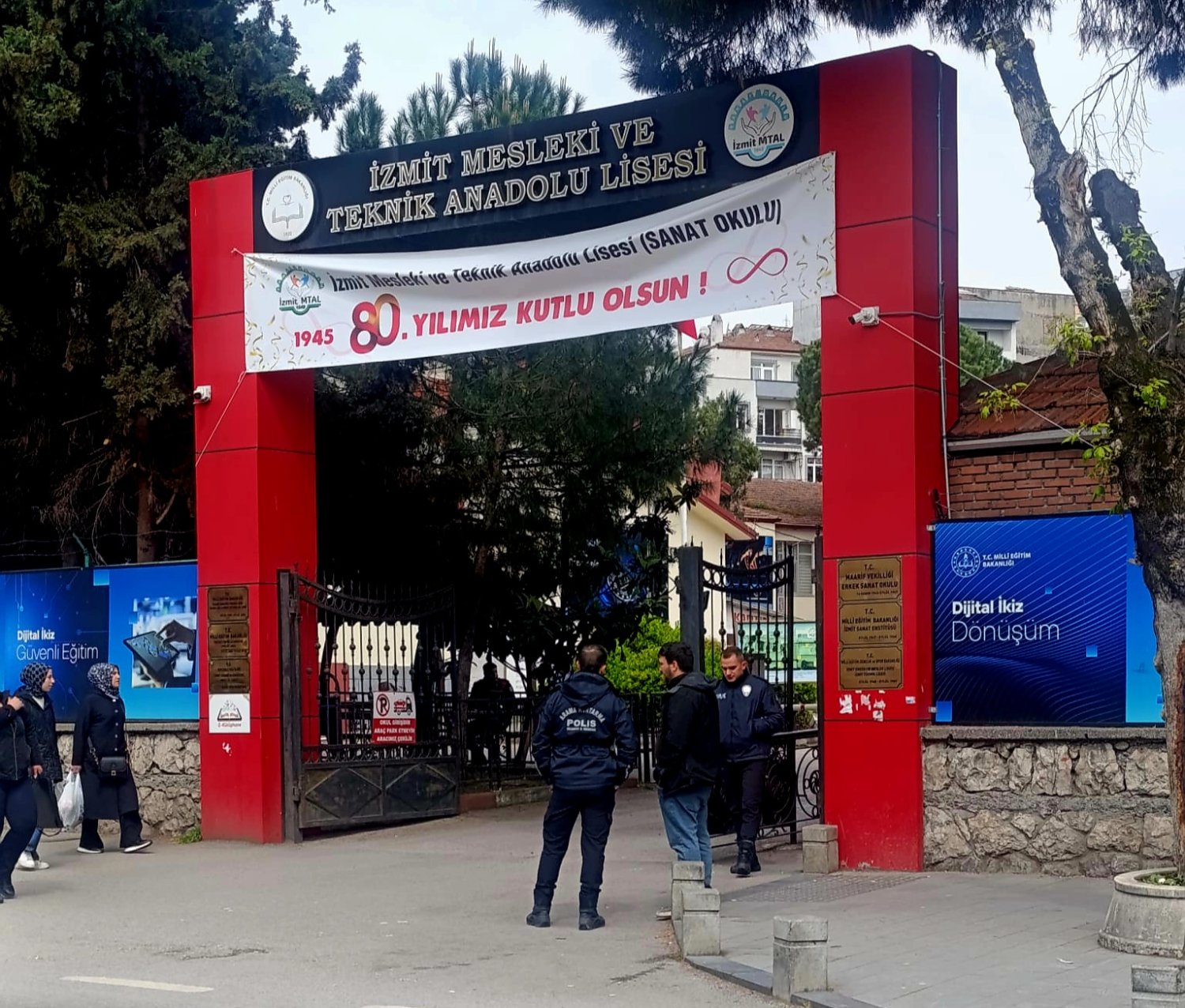 Okul Önlerinde Polis Nöbeti Başladı