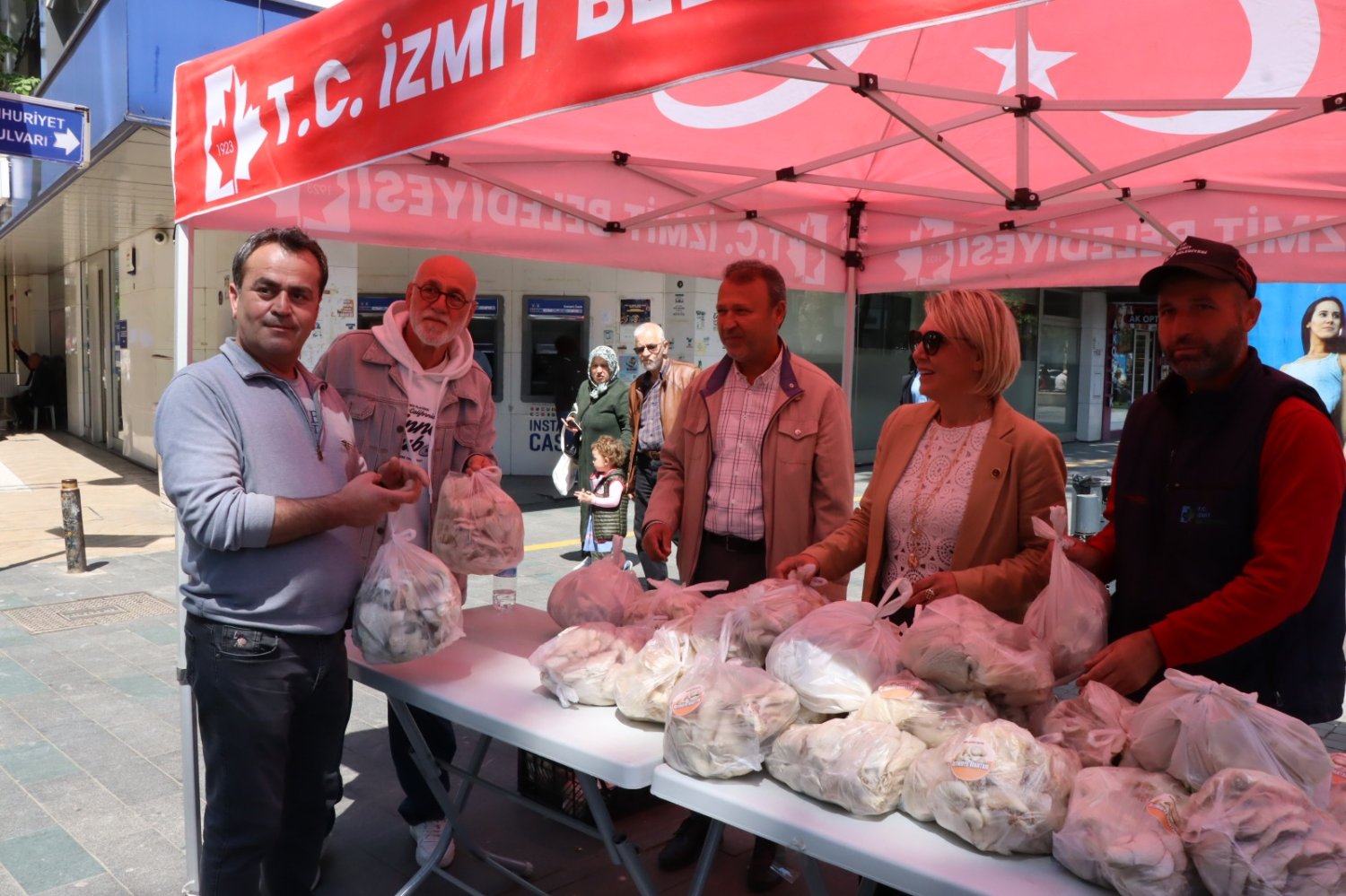 İzmit Belediyesinden Vatandaşa Ücretsiz İstiridye Mantarı