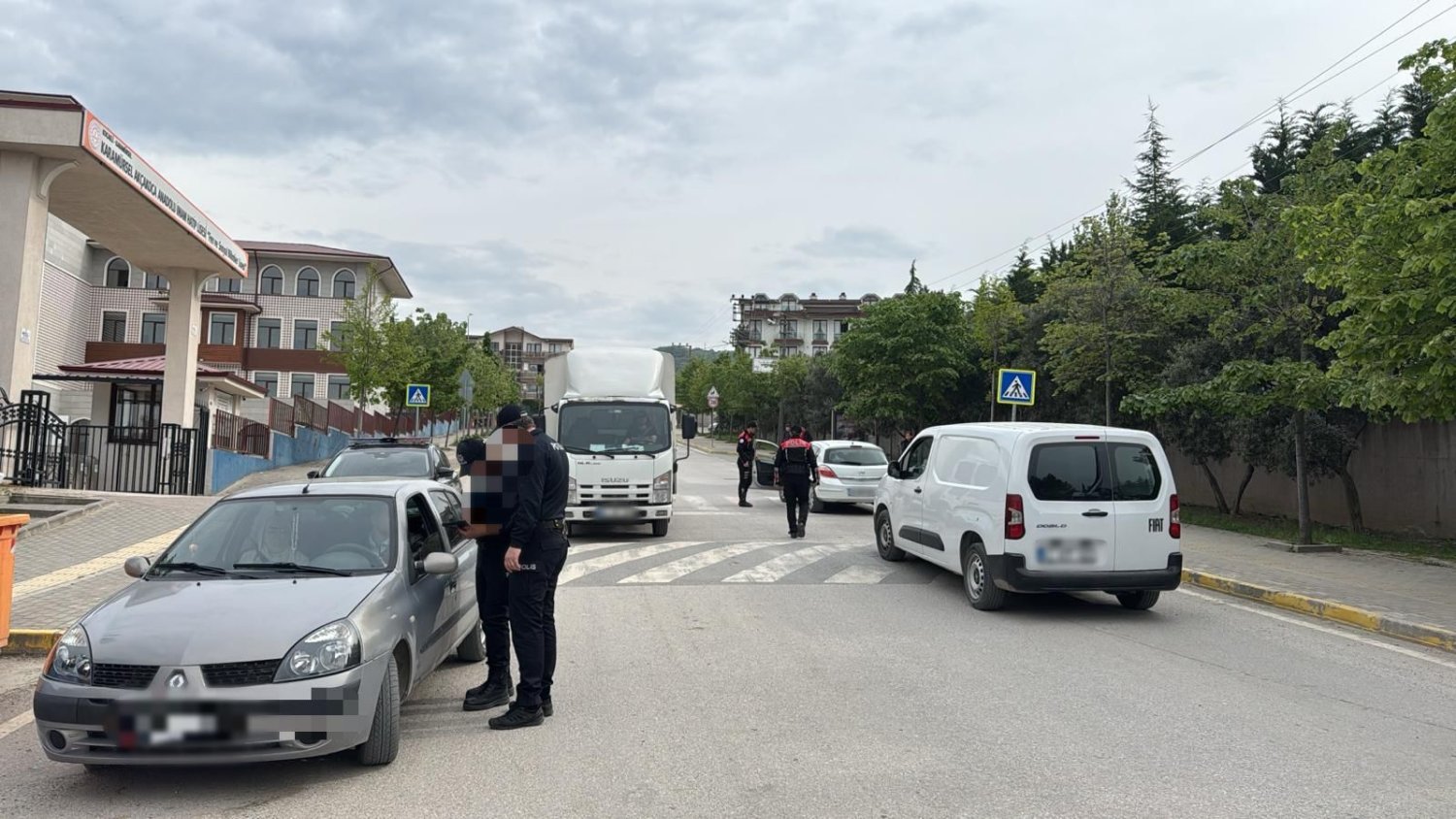 Karamürsel’de Güvenli Okul Denetimi: 100 Kişi Sorgulandı