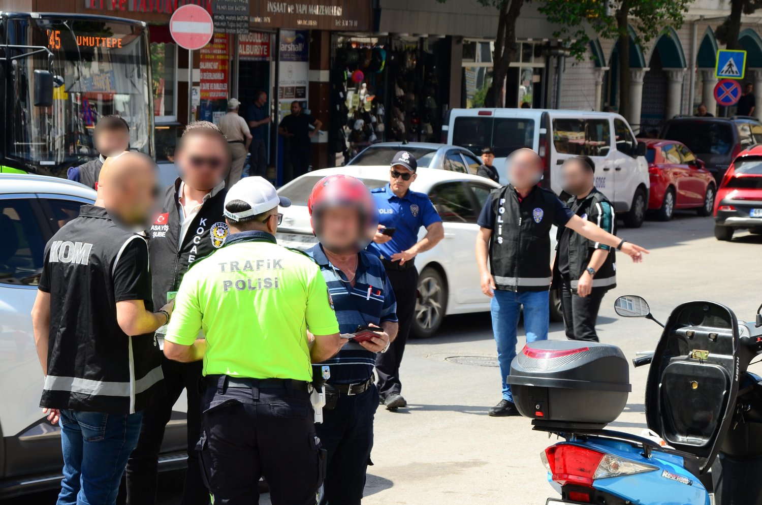 Kocaeli Sokaklarında Dev Denetim! Yüzlerce Araç Kontrol Edildi, Arananlar Yakalandı
